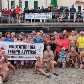 Cimento invernale a Laigueglia: primo tuffo dell’anno per 55 nuotatori Cimento invernale a Laigueglia: primo tuffo dell’anno per 55 nuotatori