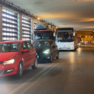 Tir e bisarche parcheggiate nella Galleria dell'Arsenale a Savona. La polizia locale: "Stiamo facendo controlli serrati, due-tre multe al giorno" (VIDEO) Tir e bisarche parcheggiate nella Galleria dell'Arsenale a Savona. La polizia locale: "Stiamo facendo controlli serrati, due-tre multe al giorno" (VIDEO)