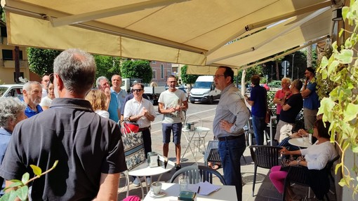 Finale, a Pia il primo "Caffè col sindaco". Piazza Abbazia, Ztl, parcheggi e decoro i punti sul tavolo