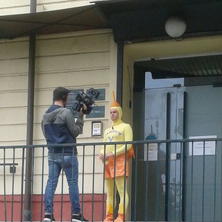 Ascensore troppo piccolo per la sedia a rotelle, prigioniera in casa a Savona: interviene "Striscia la Notizia"