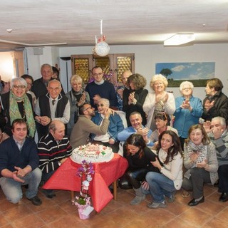 Al centro la Signora Cesarina, alle sue spalle il Sindaco Simone Doglio e il Parroco Don Paolo Parassole