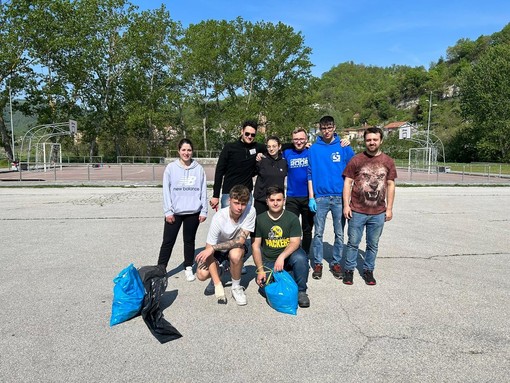 Cengio, la Consulta giovanile pulisce località Isole e la zona della stazione (FOTO)
