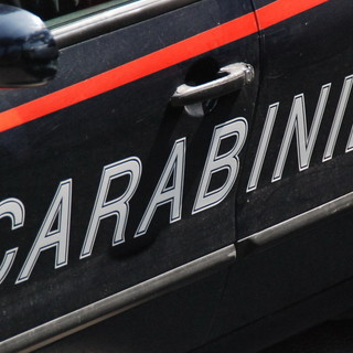 Finge di cadere dalla bici, inveisce e sputa: ma lo scooterista non cade nella truffa e chiama i carabinieri