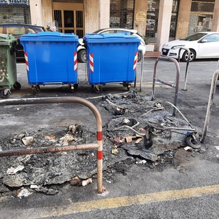 Savona, incendiati cassonetti in via Bevilacqua: danneggiate due auto (FOTO)