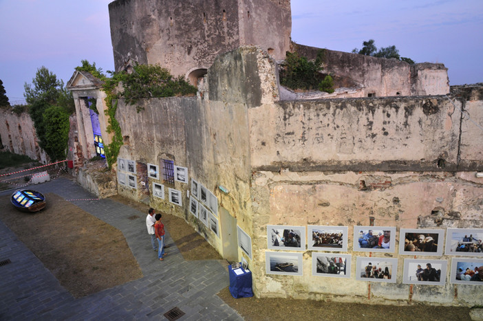 A Finale la scena la fiaba "Gobbolino, il gatto della strega" A Finale la scena la fiaba "Gobbolino, il gatto della strega"