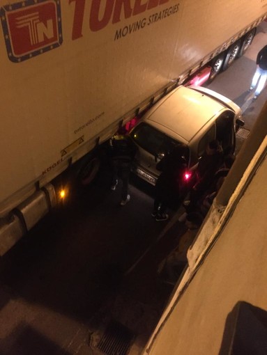 Camion incastrato a Bastia d'Albenga: si accende il dibattito