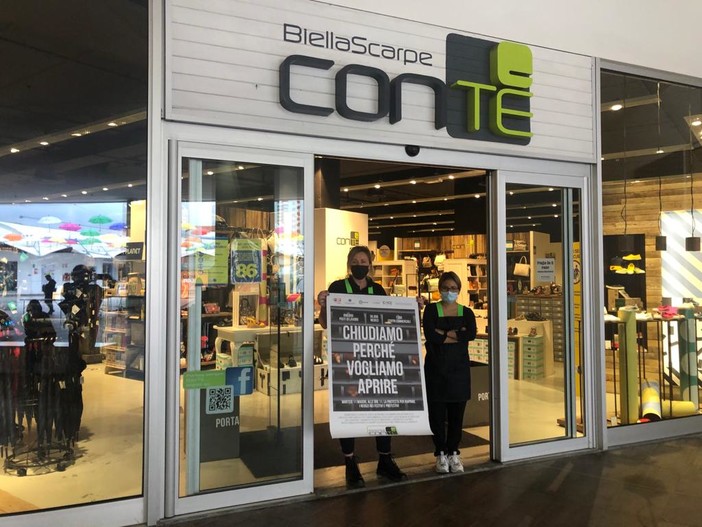 "Chiudiamo perchè vogliamo riaprire", i negozi dei centri commerciali nel savonese abbassano le saracinesche contro le chiusure nel weekend
