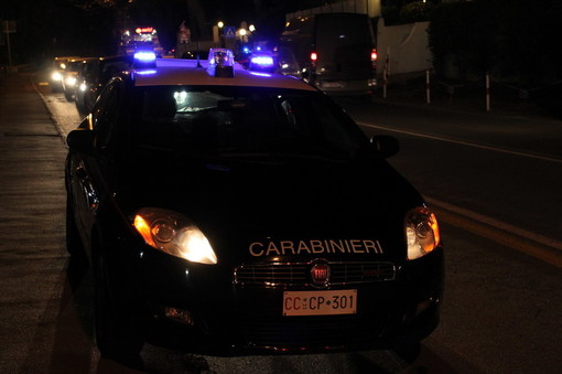 Minaccia con un coltello e rapina due giovani a Laigueglia: arrestato dai Carabinieri