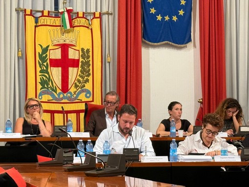 Albenga, solo la maggioranza vota per Gaza: la città prende posizione, il Consiglio si divide Albenga, solo la maggioranza vota per Gaza: la città prende posizione, il Consiglio si divide