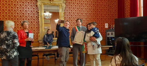Russo consegna la cittadinanza onoraria ai bambini nati a Savona da genitori stranieri (FOTO e VIDEO) Russo consegna la cittadinanza onoraria ai bambini nati a Savona da genitori stranieri (FOTO e VIDEO)
