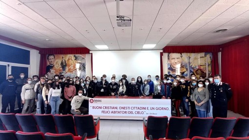 Bullismo ed educazione civica: i Carabinieri di Alassio incontrano gli studenti del Liceo Scientifico Don Bosco Bullismo ed educazione civica: i Carabinieri di Alassio incontrano gli studenti del Liceo Scientifico Don Bosco