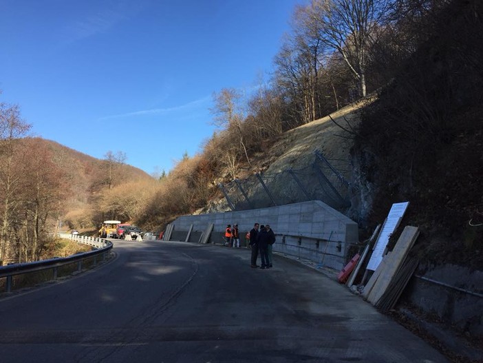 Calizzano, sopralluogo con la Provincia al cantiere sulla Sp 52. Il sindaco: "Lavori in fase di ultimazione"