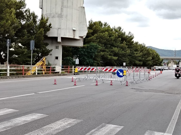 Cedimento del sottosuolo stradale, messa in sicurezza urgente in via Piave a Vado
