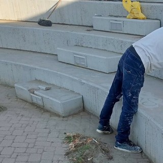 Savona, i "Custodi del Bello" al lavoro all’anfiteatro dei Giardini della Gioventù: pulizia, verniciatura e ritocchi