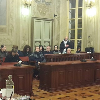 Tagli al turismo a Finale, decine di albergatori in consiglio comunale: giallo sull'annuncio dell'istituzione della tassa al turismo