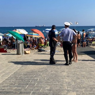 Alcuni agenti di Polizia locale impegnati nei controlli in spiaggia