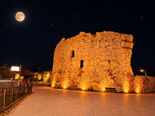 Bardineto, la Croce Verde illumina di arancione il Castello dei Marchesi del Carretto Bardineto, la Croce Verde illumina di arancione il Castello dei Marchesi del Carretto