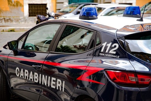 Fuma spinello sul treno, i carabinieri lo trovano con un panetto di hashish da 40 grammi: denunciato giovane marocchino Fuma spinello sul treno, i carabinieri lo trovano con un panetto di hashish da 40 grammi: denunciato giovane marocchino