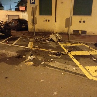 Appicca incendio ai bidoni dei rifiuti e alle auto nell'Oltreletimbro: resta in carcere il 43enne arrestato