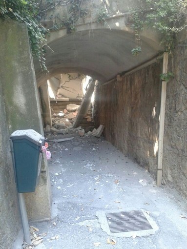 Muro della palestra di Laigueglia crolla sui binari: circolazione ferroviaria sospesa Muro della palestra di Laigueglia crolla sui binari: circolazione ferroviaria sospesa