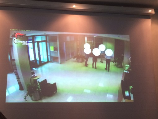 Rapinavono banche nel nord Italia fingedosi finanzieri: sgominata gang dai Carabinieri