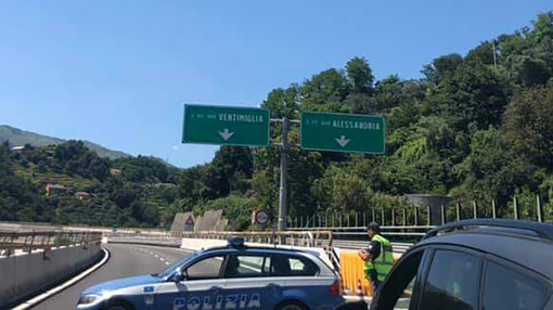 Cartellone pericolante sulla A10: rallentamenti al traffico in direzione ponente all'altezza del bivio con la A26