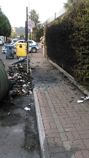 Albenga: 3 cassonetti a fuoco in via Bologna