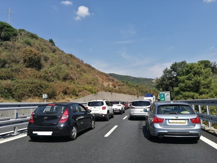 Fine di agosto, già scattato il controesodo dalla Liguria verso il Nord Italia: code intense nel savonese
