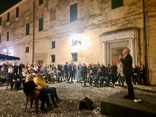 Regionali, piazza piena per la chiusura di Giorgio Cangiano ad Albenga: “Scegliete il vero cambiamento”