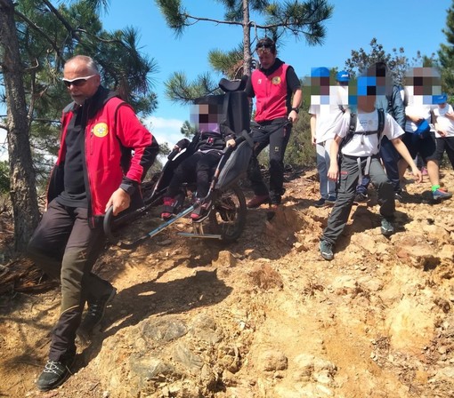 Escursioni nei sentieri, il Rotary Club di Savona dona una carrozzina elettrica al Soccorso Alpino Escursioni nei sentieri, il Rotary Club di Savona dona una carrozzina elettrica al Soccorso Alpino