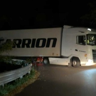 Stella, camion sbaglia strada e finisce tra San Martino e Teglia: intervento dei vigili del fuoco