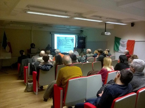 Cairo, un pubblico attento ha presenziato alla conferenza "Letteratura e Resistenza: scrittori, pagine, idee" Cairo, un pubblico attento ha presenziato alla conferenza "Letteratura e Resistenza: scrittori, pagine, idee"