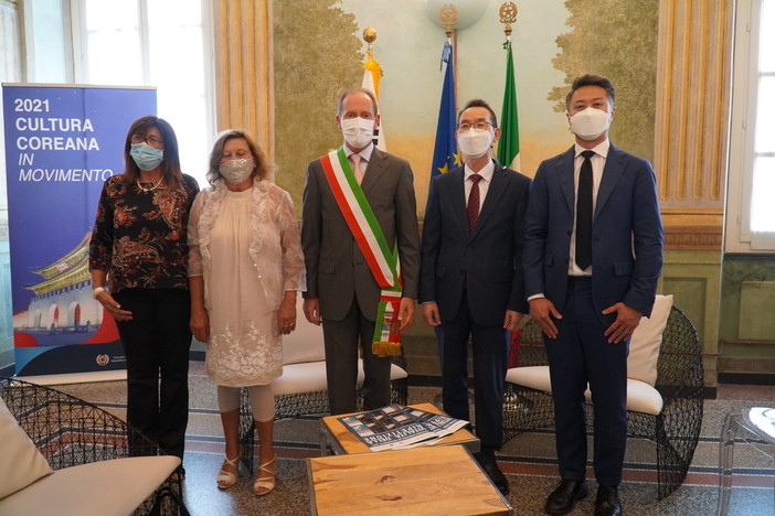 Il Console generale della Repubblica di Corea saluta Andora con la visita alla mostra "Cultura Coreana in Movimento"