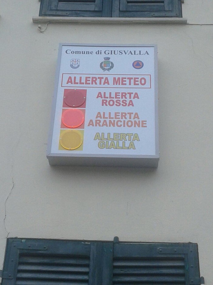 Giusvalla, installato sulla facciata del Comune un pannello informativo di allerta meteo Giusvalla, installato sulla facciata del Comune un pannello informativo di allerta meteo