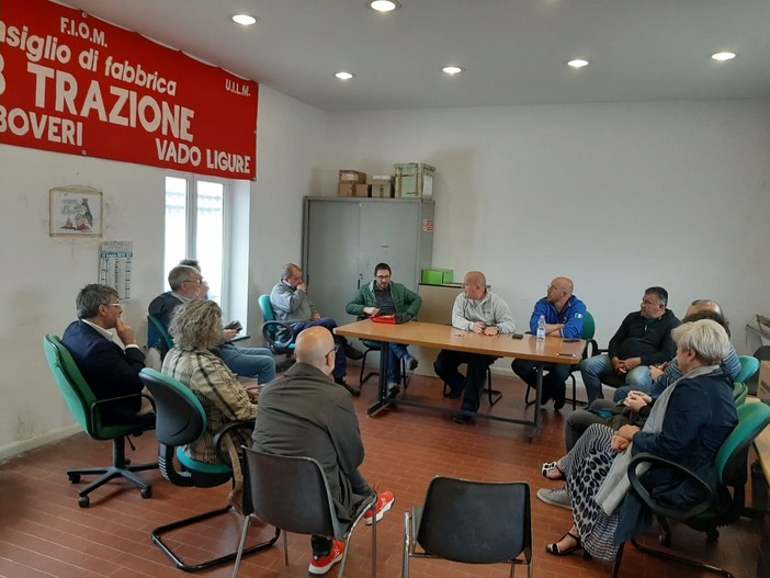 Cofferati in visita ai lavoratori Bombardier insieme ai candidati alle europee Branca e Amato (La Sinistra): "Senza una politica industriale non si può salvaguardare e rilanciare la fabbrica vadese" Cofferati in visita ai lavoratori Bombardier insieme ai candidati alle europee Branca e Amato (La Sinistra): "Senza una politica industriale non si può salvaguardare e rilanciare la fabbrica vadese"