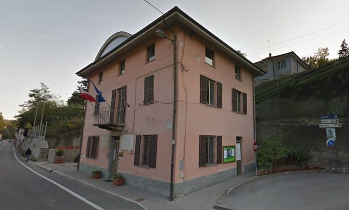 Piana Crixia, masso si stacca dalla roccia e cade sulla statale: due auto danneggiate, nessun ferito Piana Crixia, masso si stacca dalla roccia e cade sulla statale: due auto danneggiate, nessun ferito