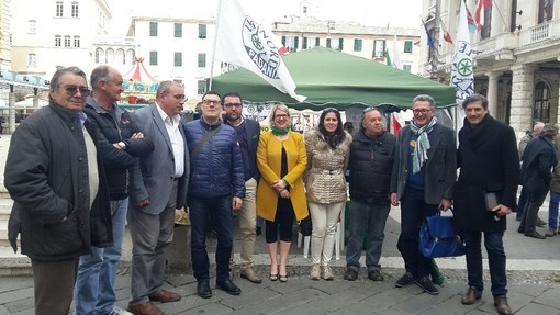 La Lega punta a Savona per le comunali, gazebi con questionari per i cittadini:"Volete che il Comune dia altri soldi al campo rom?"