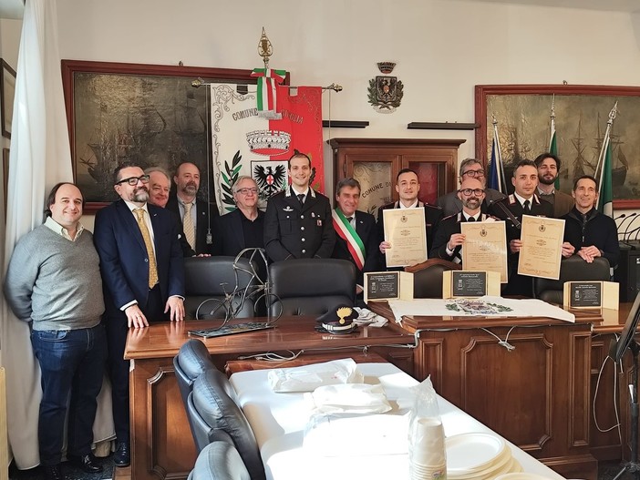 Rapina in una banca a Laigueglia sventata dai carabinieri: riconoscimenti consegnati ai militari (FOTO)