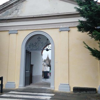 Restaurata l'entrata storica del cimitero di Cairo Montenotte