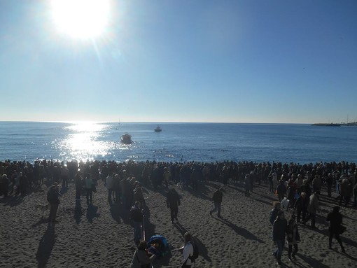Cimento numero 65 a Varazze, un tuffo in mare per 154 coraggiosi