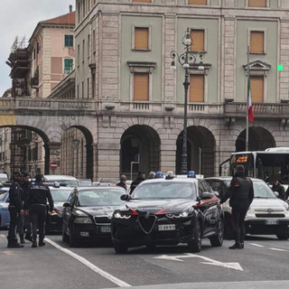 Savona, intervento dei Carabinieri in Piazza Mameli: auto fermata, traffico bloccato