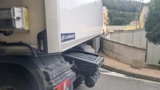 Varazze, mezzo pesante incastrato in via Monte Grappa: intervento dei Vigili del fuoco Varazze, mezzo pesante incastrato in via Monte Grappa: intervento dei Vigili del fuoco