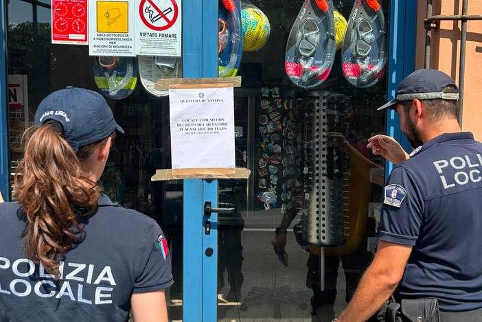Finale Ligure, alcolici ai minori di 16 anni e cibo scaduto: chiusura di 10 giorni per un minimarket Finale Ligure, alcolici ai minori di 16 anni e cibo scaduto: chiusura di 10 giorni per un minimarket