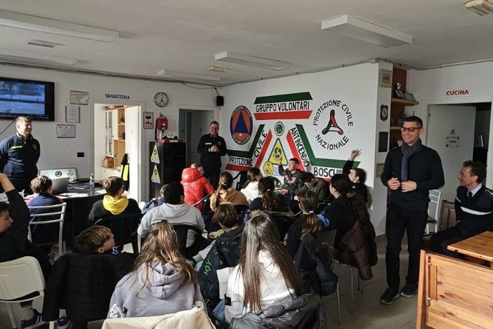 Andora, gli studenti delle scuole medie a lezione presso la sede del Gruppo Comunale di Protezione civile
