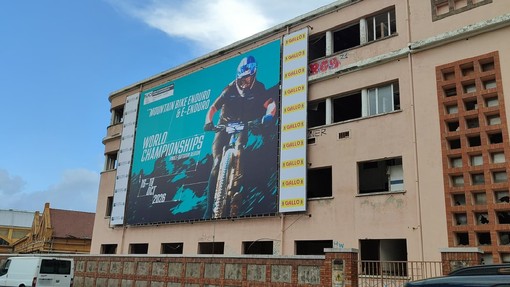 Finale Ligure si prepara al Mondiale di Enduro di ottobre: una maxi affissione "veste" parte dell'ex Piaggio Finale Ligure si prepara al Mondiale di Enduro di ottobre: una maxi affissione "veste" parte dell'ex Piaggio