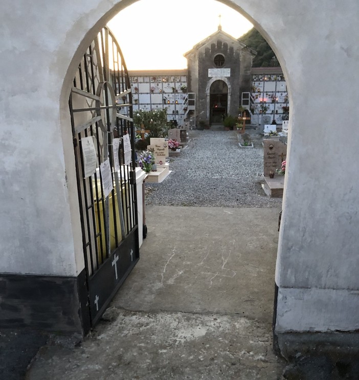 Albenga, Tomatis (FdI): "I cimiteri delle frazioni vanno chiusi di notte per evitare furti e altri spiacevoli episodi segnalati dai parenti dei defunti" Albenga, Tomatis (FdI): "I cimiteri delle frazioni vanno chiusi di notte per evitare furti e altri spiacevoli episodi segnalati dai parenti dei defunti"