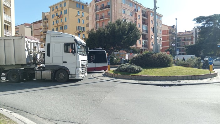Savona, camion guasto alla rotonda tra via Pirandello e corso Tardy &amp; Benech: disagi al traffico (FOTO)