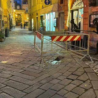 Finalborgo, cedimento stradale più grave del previsto in via Torcelli: Porta Reale resta chiusa al traffico