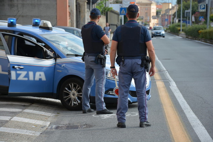 Pattuglione della Polizia di Stato a Savona: controlli su persone, esercizi commerciali e veicoli Pattuglione della Polizia di Stato a Savona: controlli su persone, esercizi commerciali e veicoli