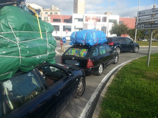 Savona, controlli della polizia locale sui bus in viaggio per le gite scolastiche: sanzionato autista Savona, controlli della polizia locale sui bus in viaggio per le gite scolastiche: sanzionato autista
